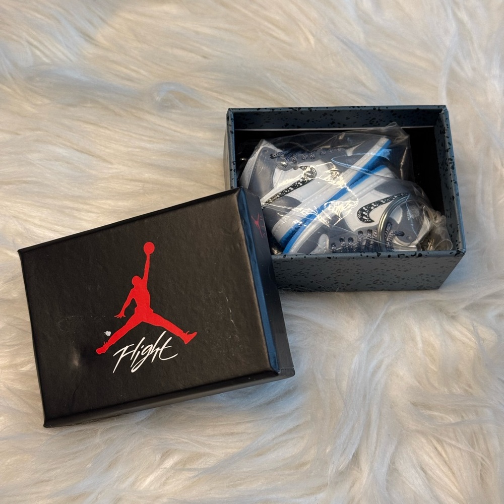Jordan Mini Keychain & Box - Picture 3 of 4